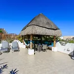 Luzera - Condo With Ample Private Roof & Jacuzzi & Bbq