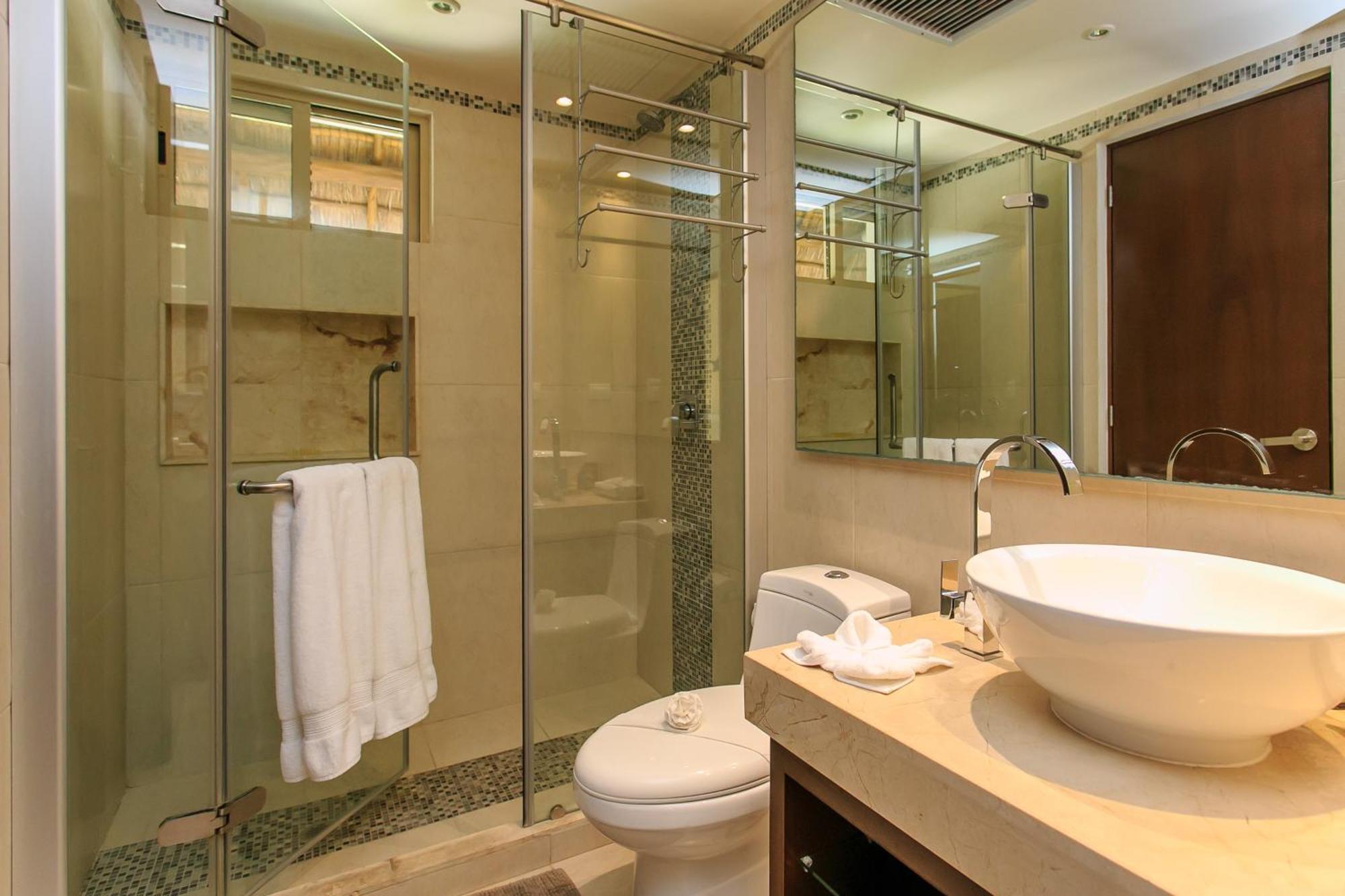Luzera - With Ample Private Roof & Jacuzzi & Bbq *