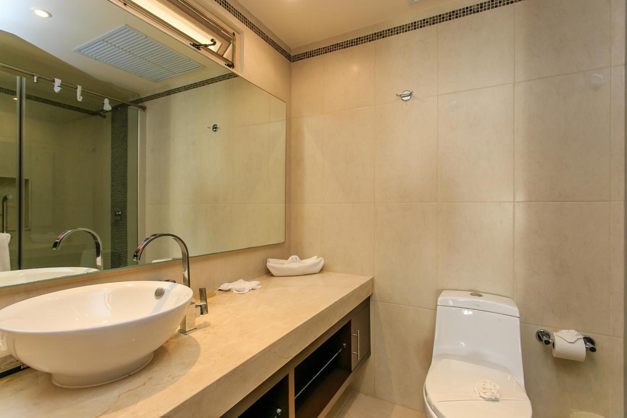 Luzera - With Ample Private Roof & Jacuzzi & Bbq Apartment